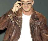 David est ultra sexy pour la promotion de la marque de lunettes Police. Cheveux courts, veste en cuir et lunettes... Hot !(février 2002) 