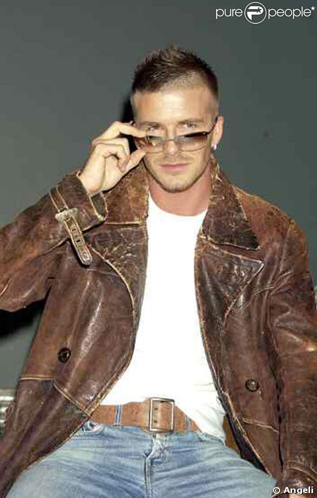 David est ultra sexy pour la promotion de la marque de lunettes Police. Cheveux courts, veste en cuir et lunettes... Hot !(février 2002) 