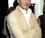 David en tenue sobre mais étudiée : veste couleur crème et chemise blanche : on aime ! (juin 2001) 