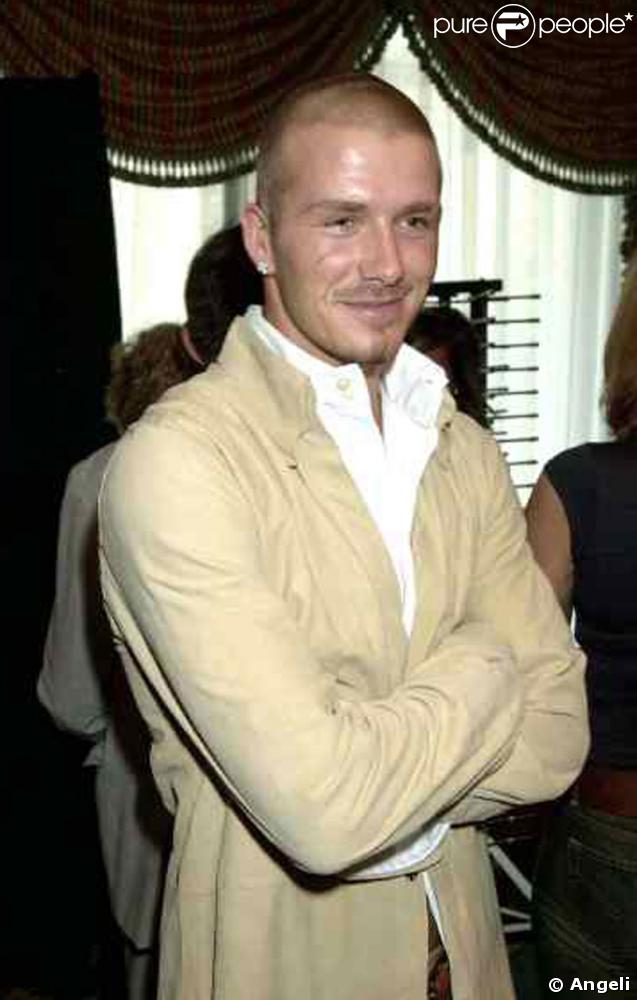 David en tenue sobre mais étudiée : veste couleur crème et chemise blanche : on aime ! (juin 2001) 