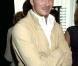 David en tenue sobre mais étudiée : veste couleur crème et chemise blanche : on aime ! (juin 2001) 