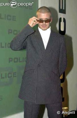 David joue les lovers pour la promo des lunettes Police. Dommage que cette veste ne soit pas cintrée... (janvier 2001)