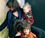 Sara Gilbert et Allison Adler se promènent avec leurs enfants