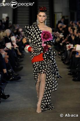 Défilé Christian Lacroix au centre Pompidou, le 27 janvier 2009. Ce modèle de robe déstructurée, à pois blanc sur fond noir est une pure merveille de création.