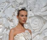 Défilé Chanel, par Karl Lagerfeld, au pavillon Cambon Capucines, à Paris, le 27 janvier 2009. Ensemble composé d'un pantalon ajusté blanc et d'un top tout en pétale paillété. 