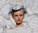 Défilé Chanel, par Karl Lagerfeld, au pavillon Cambon Capucines, à Paris, le 27 janvier 2009. Petite robe blanche, à pois cousue de plumes pour un effet graphique. 