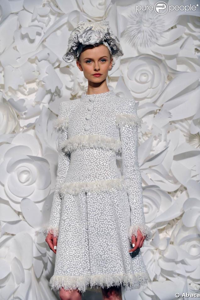 Défilé Chanel, par Karl Lagerfeld, au pavillon Cambon Capucines, à Paris, le 27 janvier 2009. Petite robe blanche, à pois cousue de plumes pour un effet graphique. 
