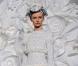 Défilé Chanel, par Karl Lagerfeld, au pavillon Cambon Capucines, à Paris, le 27 janvier 2009. Petite robe blanche, à pois cousue de plumes pour un effet graphique. 