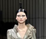 Défilé Giorgio Armani au Palais de Chaillot, le 26 janvier 2009. Ensemble moiré composé d'une veste bronze et d'une jupe asymétrique. 