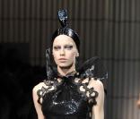 Défilé Giorgio Armani au Palais de Chaillot, le 26 janvier 2009. Robe tube écaillée, couleur noir profond. 