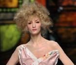 Défilé Christian Dior par John Galliano, au musée Rodin, le 26 janvier 2009. Robe de bal rose baby doll, fleurie sur le jupon et sur le liseré du bustier. 