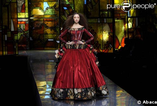 Défilé Christian Dior par John Galliano, au musée Rodin, le 26 janvier 2009. Longue robe marquise de couleur carmin, parsemée de rubans fleuris. 