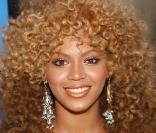 Beyoncé, en 2003 pour l'avant-première d'Austin Power à L.A, a une coiffure bouclée à l'extrême qui ne la met pas à son avantage. 
