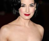 La pin-up de 36 ans Dita von Teese, courtisée en vain par le trublion anglais Russell Brand est seule actuellement. Après Marylin Manson avec qui elle est restée 6 ans, qui lui offrira de la lingerie vamp pour la St-Valentin ? 