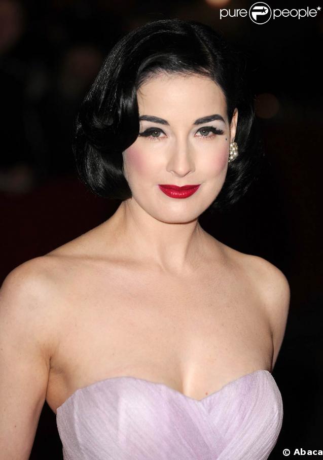 La pin-up de 36 ans Dita von Teese, courtisée en vain par le trublion anglais Russell Brand est seule actuellement. Après Marylin Manson avec qui elle est restée 6 ans, qui lui offrira de la lingerie vamp pour la St-Valentin ? 
