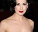 La pin-up de 36 ans Dita von Teese, courtisée en vain par le trublion anglais Russell Brand est seule actuellement. Après Marylin Manson avec qui elle est restée 6 ans, qui lui offrira de la lingerie vamp pour la St-Valentin ? 