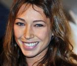 La fille de Johnny Hallyday et Nathalie Baye, Laura Smet, a dû tourner la page après son histoire avec l'écrivain Frédéric Beigbeder. Requinquée, la comédienne de 25 ans, fan de mode, a tout pour trouver l'amour !