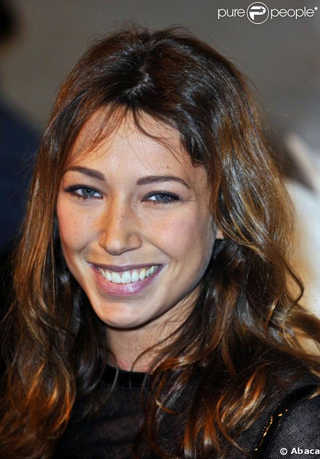 La fille de Johnny Hallyday et Nathalie Baye, Laura Smet, a dû tourner la page après son histoire avec l'écrivain Frédéric Beigbeder. Requinquée, la comédienne de 25 ans, fan de mode, a tout pour trouver l'amour !