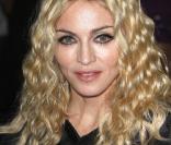 Madonna a beau avoir 50 ans, elle n'en demeure pas moins une femme énergique et sulfureuse. Fraîchement divorcée de Guy Ritchie, elle trouve le réconfort avec ses 3 beaux enfants.
