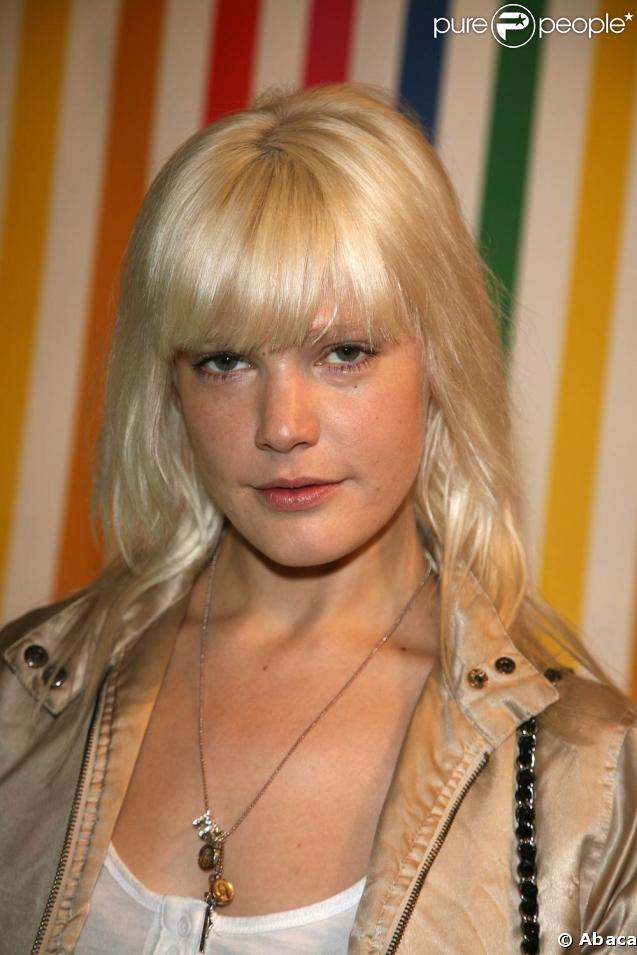 La révélation musicale australienne de 2008 s'appelle Micky Green et a 23 ans. Son tube (Oh !) était sur toutes les lèvres. Ancien mannequin, elle est une célibataire prisée...