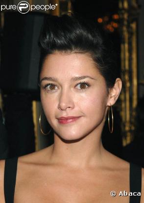 La fille d'Antoine de Caunes, Emma, 32 ans, est l'heureuse maman d'une petite Nina mais son coeur reste à prendre !