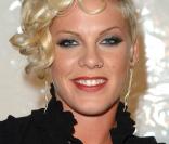 Pink n'a pas hésité à mettre en image et en musique son divorce avec Carey Hart, le champion de motocross. Elle vit désormais en célibataire à 29 ans, même si son ex n'est pas très loin...