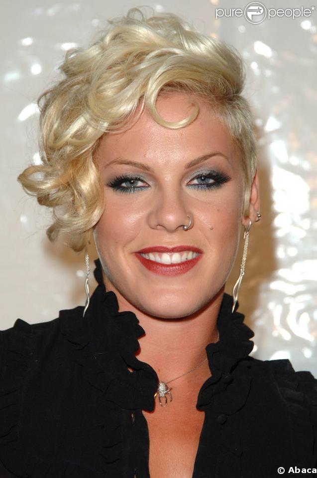 Pink n'a pas hésité à mettre en image et en musique son divorce avec Carey Hart, le champion de motocross. Elle vit désormais en célibataire à 29 ans, même si son ex n'est pas très loin...