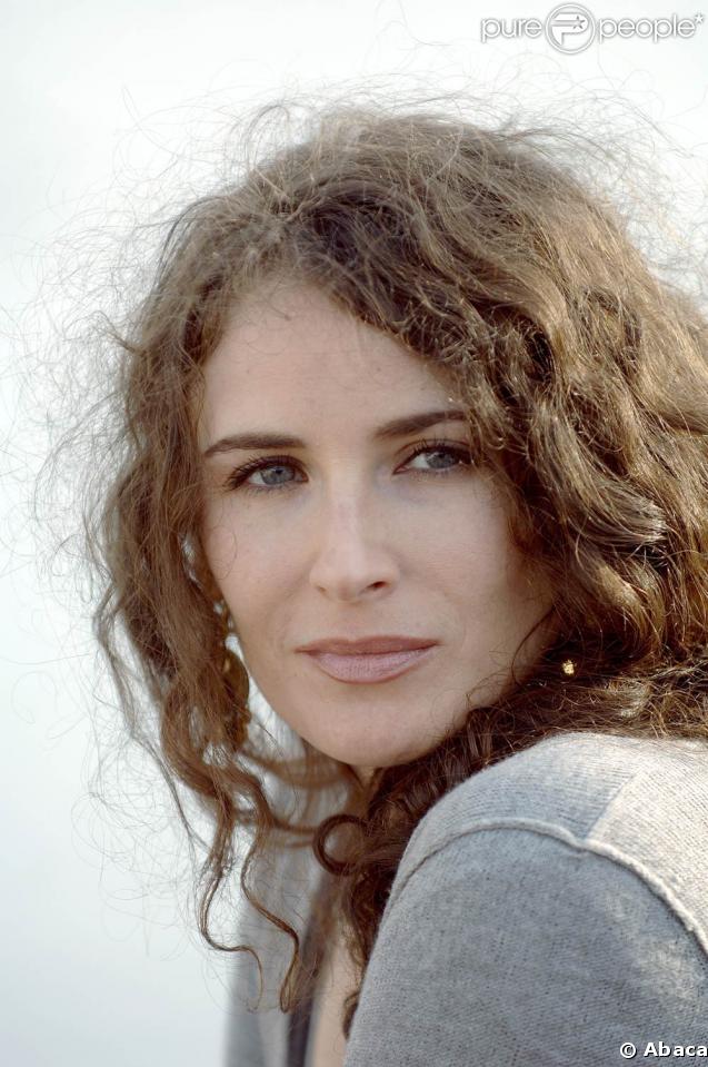 La douce Elsa Lunghini de 35 ans est revenue récemment avec un album, mais reste bien mystérieuse sur sa vie amoureuse. Elle préfère faire de jolis poèmes en musique avec ses sentiments...