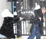 Lily Allen en pleine bataille de boule de neige. 02/02/09