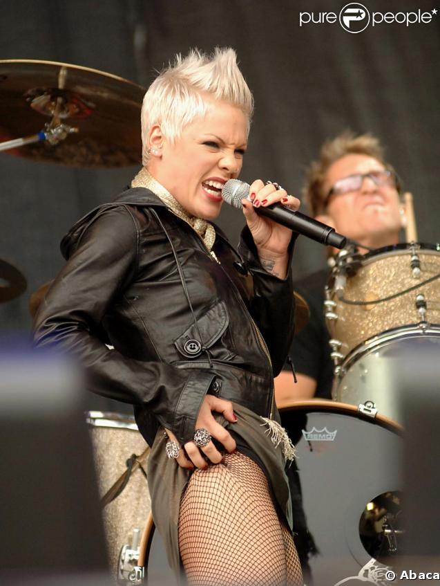 Non non, Pink ne s'est pas fait mal en chantant ses plus grands tubes, elle essaie juste d'être sexy... Vous a-t-elle convaincus ? 