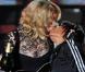 Madonna n'en est pas à son premier coup d'essai. La provocante artiste aime embrasser ses danseurs sur scène, ou Britney Spears, ça dépend qui elle a sous la main.