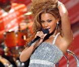 Beyoncé a profité d'un passage sur scène pour se recoiffer et montrer au public qu'elle porte bien ses sous-vêtements... Chic ! 