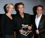 Rebecca Hampton et Laurent Artufel félicitent Cyril Féraud, trophée du jeune talent dans la catégorie chroniqueur/ animateur 