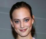 Nora Arnezeder trophée du jeune talent 2009 dans la catégorie actrice 