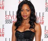 Naomie Harris dans une classe simple, robe-bustier noire et talons aiguilles assortis, pour un classisme sans faute 