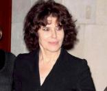 Fanny Ardant, très discrète dans son ensemble noir, encore en deuil... 