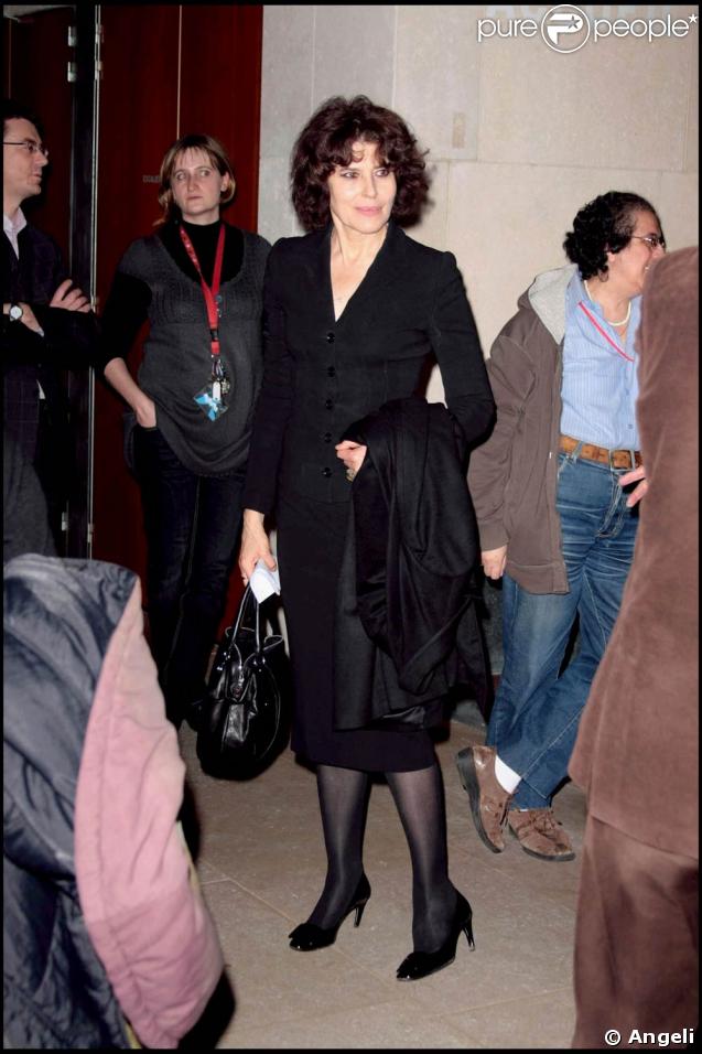Fanny Ardant, très discrète dans son ensemble noir, encore en deuil... 