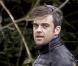 Robbie Williams il s'installe bien en Angleterre... et dans son château ! Regardez !