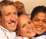 Laure Manaudou, entourée d'Alain Bernard et Coralie Balmy 