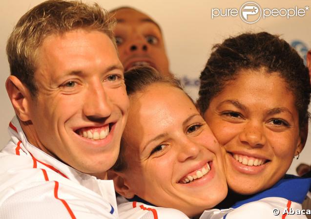 Laure Manaudou, entourée d'Alain Bernard et Coralie Balmy 