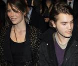 Jessica Biel et Emile Hirsch, ravissante au défilé de son homme