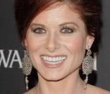 Debra Messing se prendrait-elle pour la reine de la soirée ? Toujours est-il qu'elle n'a pas oublié l'accessoire adéquat ! 