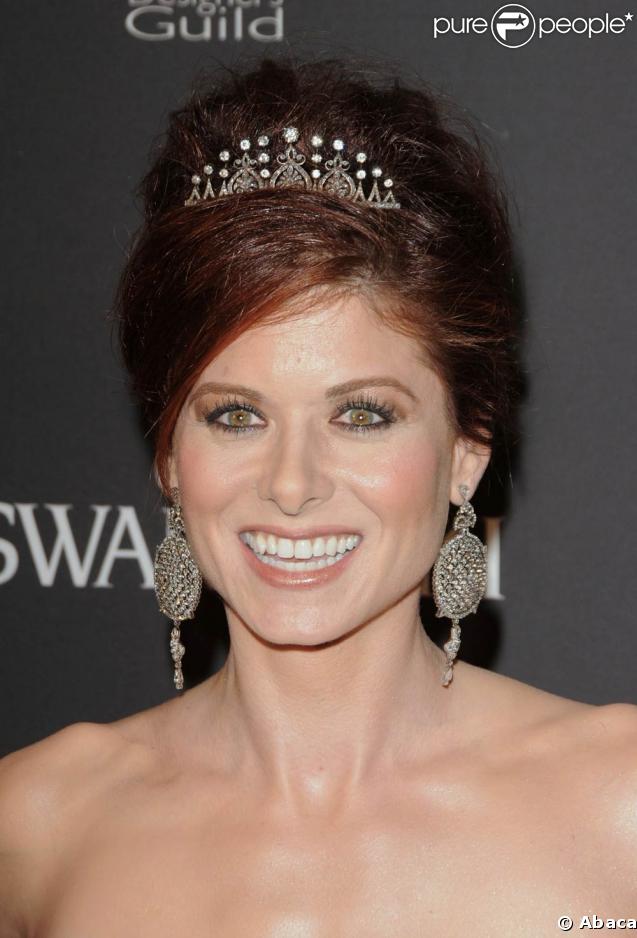 Debra Messing se prendrait-elle pour la reine de la soirée ? Toujours est-il qu'elle n'a pas oublié l'accessoire adéquat ! 