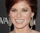 Debra Messing se prendrait-elle pour la reine de la soirée ? Toujours est-il qu'elle n'a pas oublié l'accessoire adéquat ! 