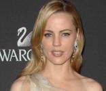 Ooooooh ! Quel beau cadeau ! Mais c'est Noël ?? Non, ce n'est pas Noël, et ce n'est pas un cadeau, c'est Melissa George dans une robe bizarre... c'est tout... 