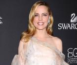 Mais qu'est-ce que c'est que ça ? Ben c'est Melissa George enroulée dans un rideau de douche, pardi ! 