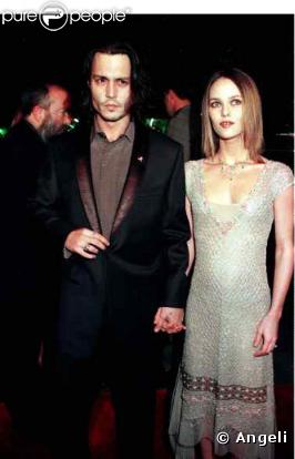 Johnny Depp et Vanessa Paradis en 1999. Une histoire qui démarre comme un conte de fées : la petite fiancée des Français assagit le plus rebelle des acteurs américains.