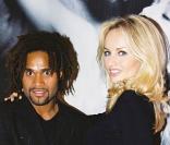 Christian Karembeu et sa belle Adriana en 1999. Le champion du monde est jalousé pour son titre... mais aussi pour sa sublime épouse ! 