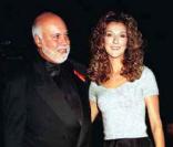 Céline Dion et René Angelil en 1999. Le couple se connaît depuis longtemps et profite pleinement des premiers moments de gloire de la chanteuse. 