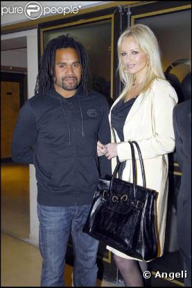 Le couple Karembeu en 2008. Dix ans après leur mariage, rine n'a changé, ils sont toujours aussi unis. Seuls les cheveux de Christian ont un peu poussé !